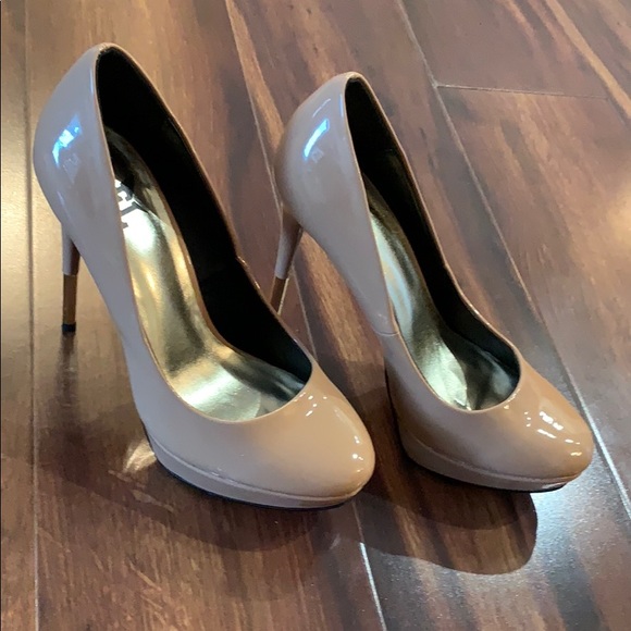 L-Elektrik Shoes - 👠 Tan Heels Size 7.5